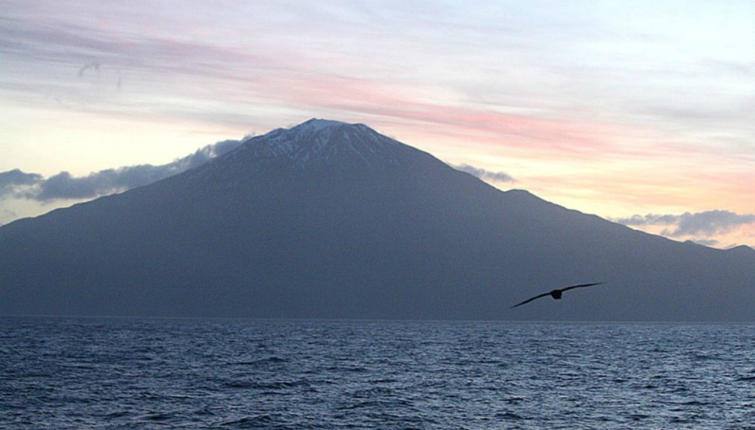 Remote island. Остров Тристан-да-Кунья. Остров семи ветров. Tristan de Cunha Island Sandy.